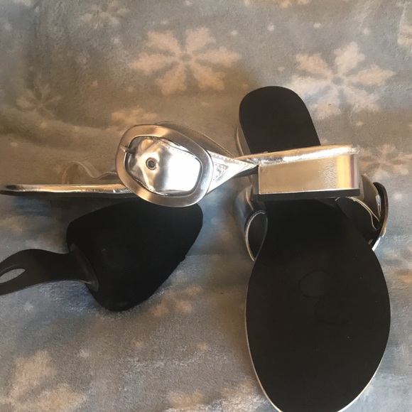 SZ 8 “A. J. VELENCI. S I L V E R.  BRUSHED SILVER BUCKLES W 1” heels very cute💋 - Picture 6 of 8